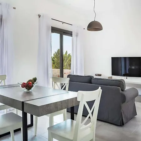 Sleeps 4 Air Con Wifi